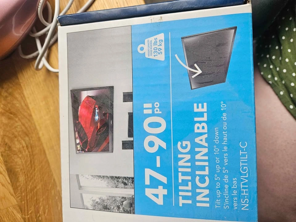Insignia TV wall mount - photo 2