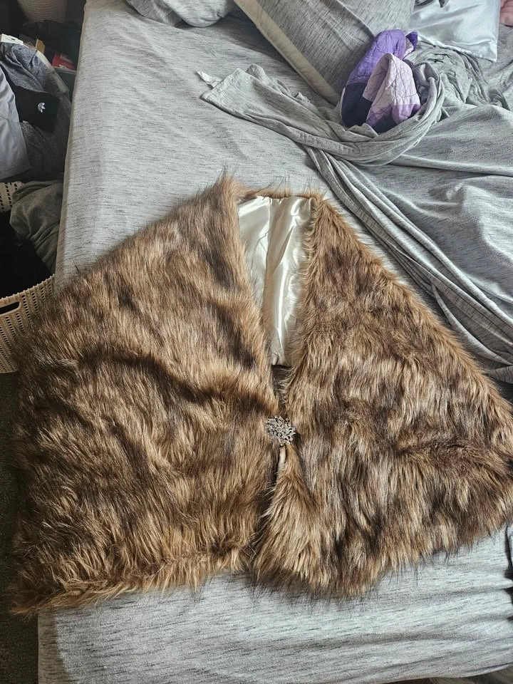 Fake fur shawl - photo 2