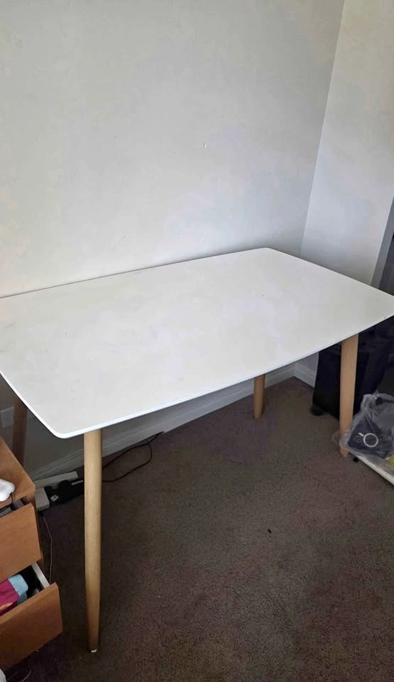 White Modern Style Desk