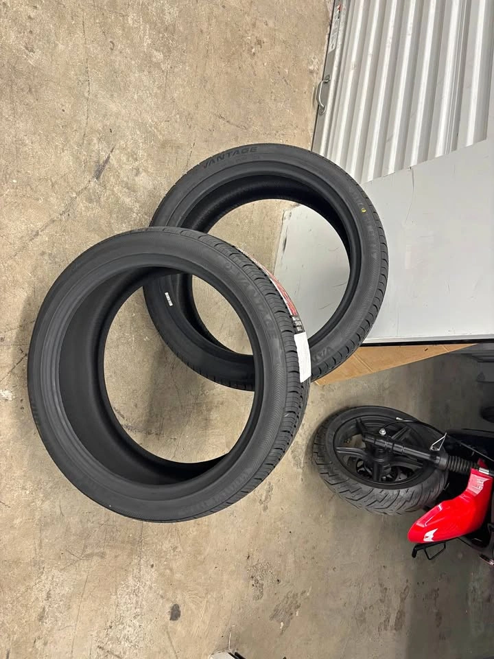 Vantage UHP tires 235/40ZR19 96W XL