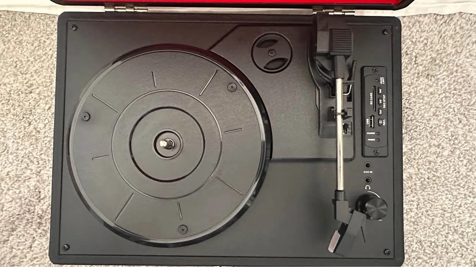 Sylvania Portable Suitcase Turntable - photo 2