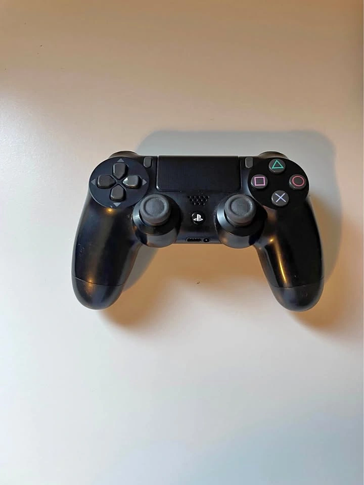3 PlayStation 4 controllers