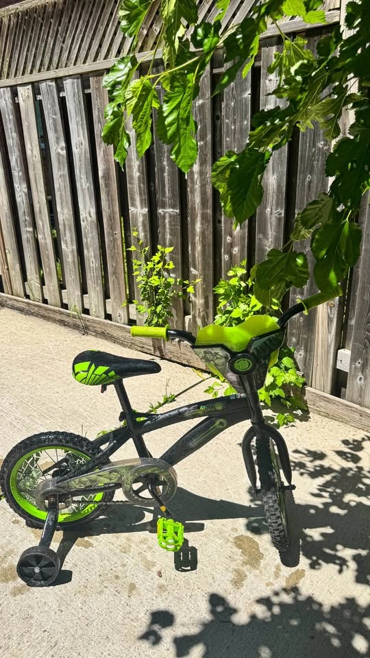 Marvel Hulk Kids Bike – Barely Used, Great Condition - photo 2