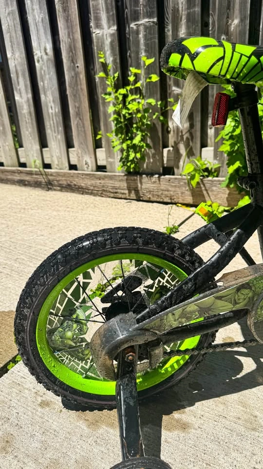 Marvel Hulk Kids Bike – Barely Used, Great Condition - photo 3