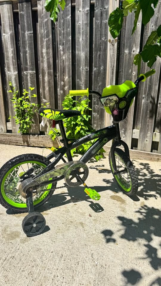 Marvel Hulk Kids Bike – Barely Used, Great Condition - photo 4