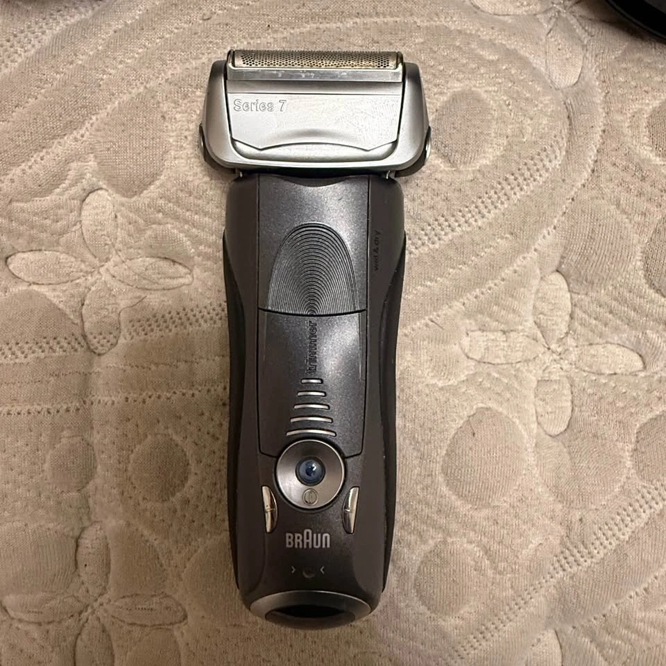 Braun Series 7 Men’s Shaver + Case + Clean & Charge Center - photo 2