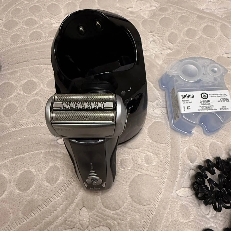 Braun Series 7 Men’s Shaver + Case + Clean & Charge Center - photo 3