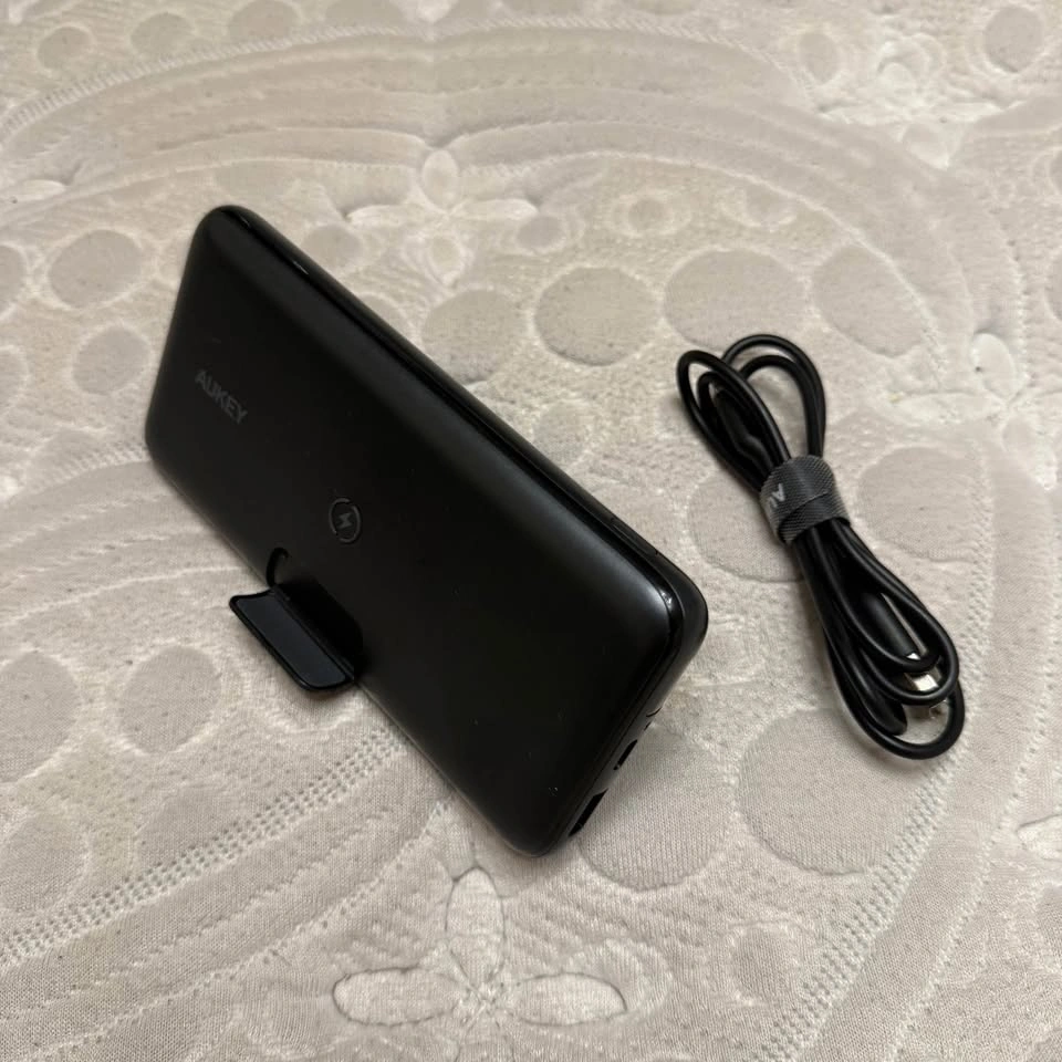 Aukey 20,000 mAh Power Bank with wireless charging and stand - photo 2
