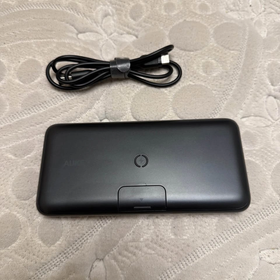 Aukey 20,000 mAh Power Bank with wireless charging and stand - photo 5
