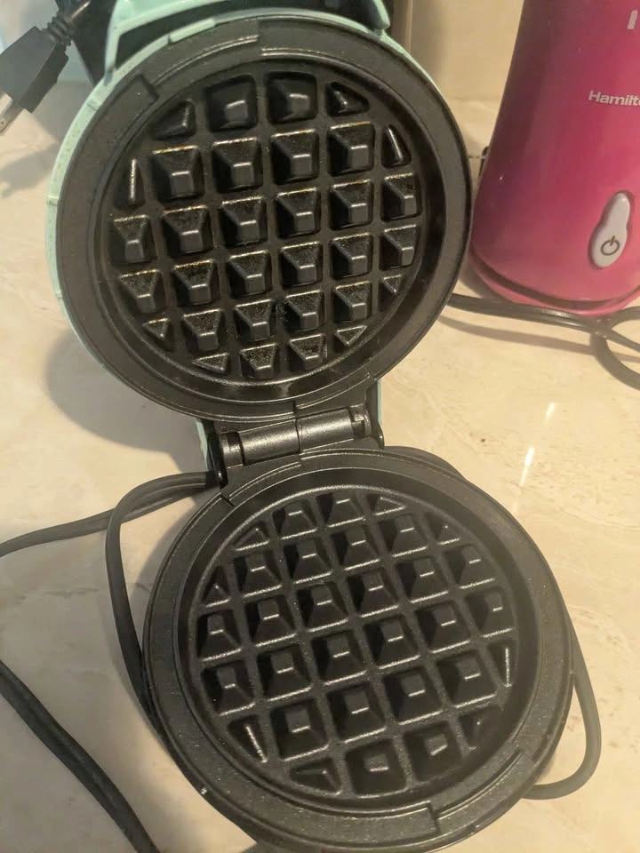 Kitchen appliances - kettle, personal blender and mini waffle ma - photo 2