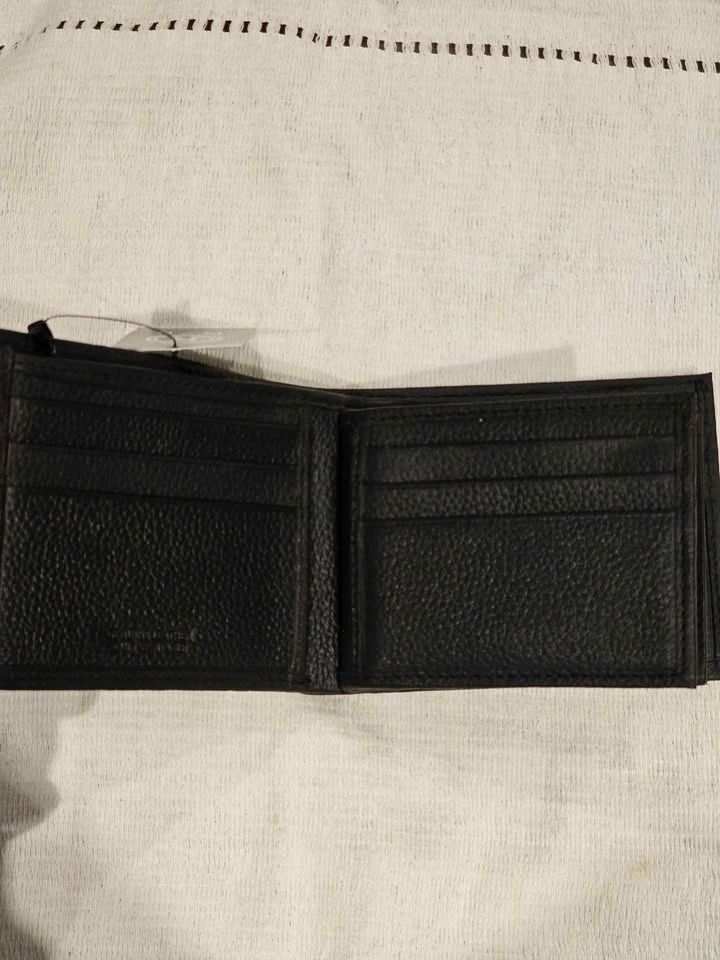 R70 Black Leather Bifold Wallet - photo 2