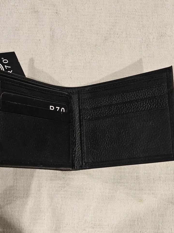 R70 Black Leather Bifold Wallet - photo 5