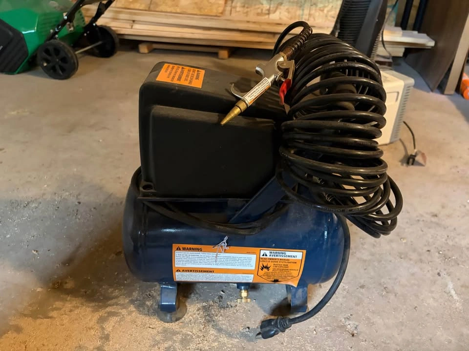Mastercraft Electric Air Compressor- 2 gallons - photo 3