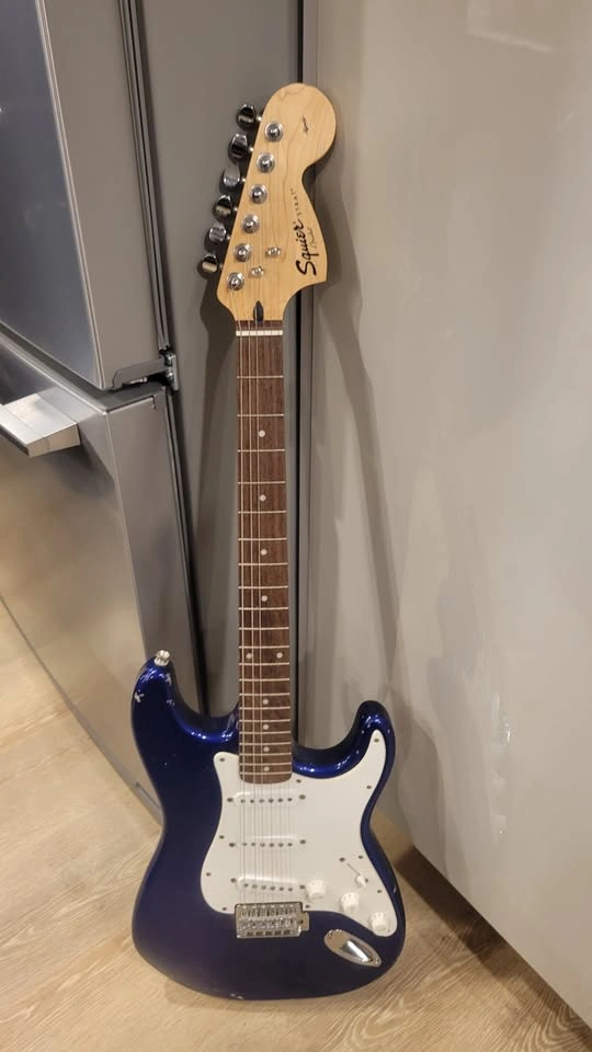 $250 Squier Stratocaster Electric Guitar - Affinity Series - photo 2
