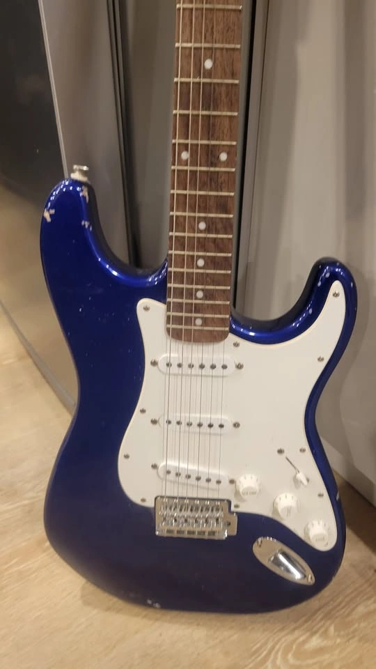 $250 Squier Stratocaster Electric Guitar - Affinity Series - photo 3