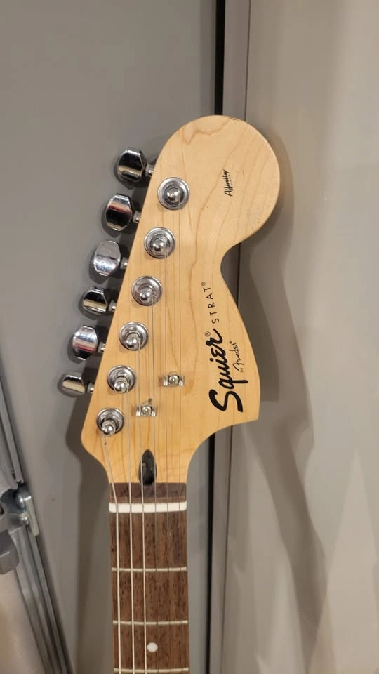 $250 Squier Stratocaster Electric Guitar - Affinity Series - photo 4