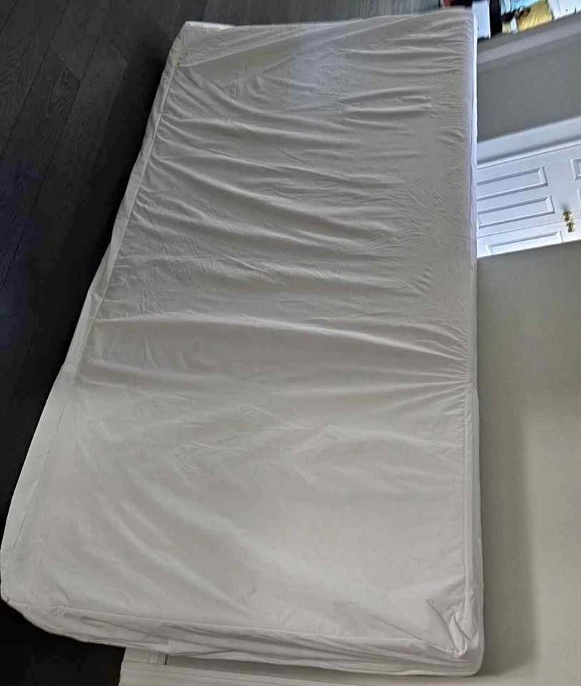 10-Inch Twin Size Memory Foam Mattress (Like-New)