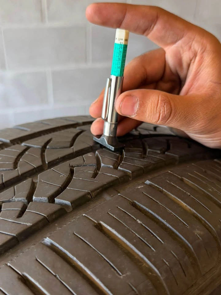 Set of 4 Continental All-Season Tires - 225/60R17 - 80% Tread - photo 2