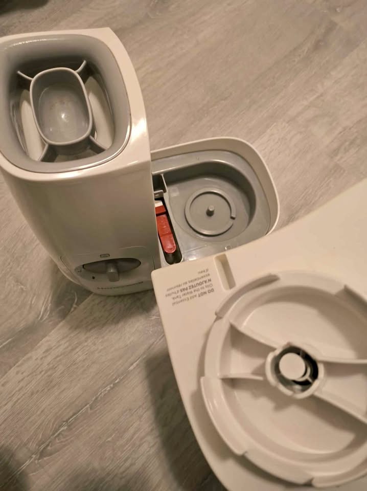 Warm mist humidifier with inhalant/essential oil cup