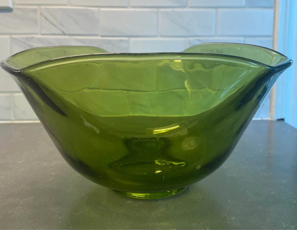 Vintage Anchor Hocking Avocado Coloured Triangular Glass Bowl - photo 2