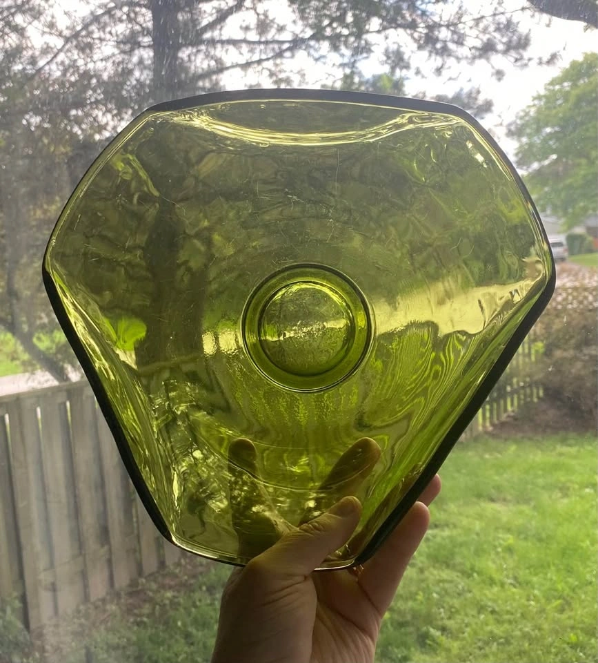Vintage Anchor Hocking Avocado Coloured Triangular Glass Bowl - photo 3