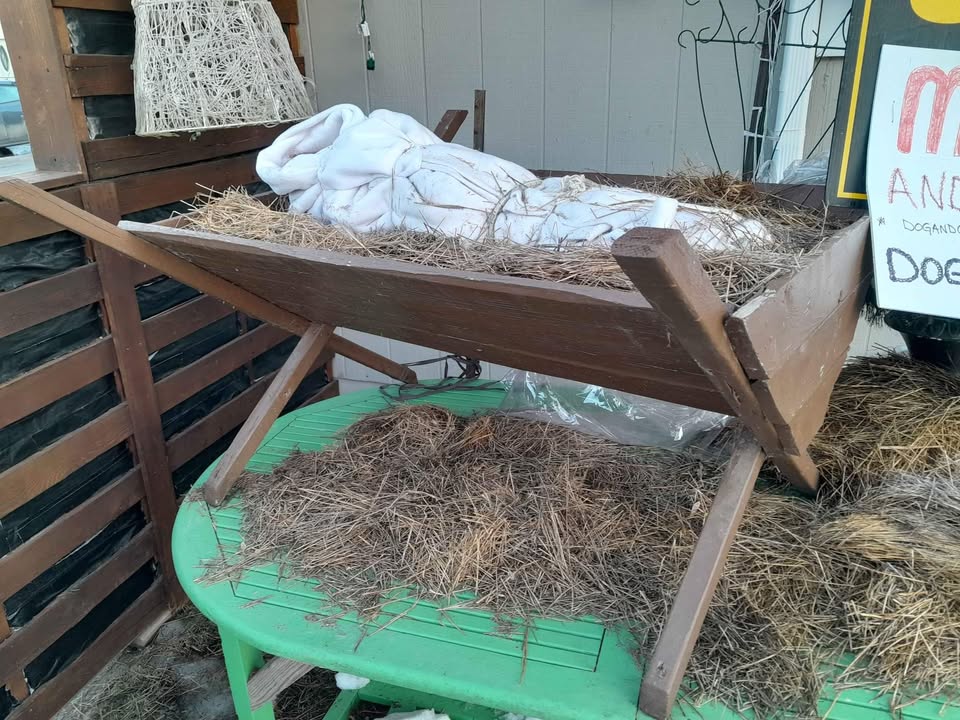 Large heavy Manger and Baby Jesus - photo 3