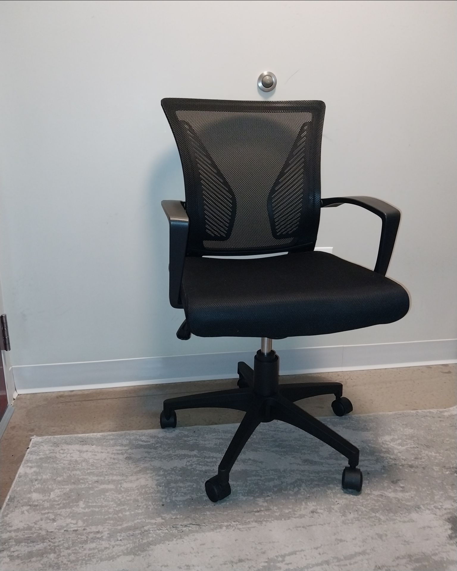 Ergonomic Office Swivel Chair with Lumbar Support – Like New