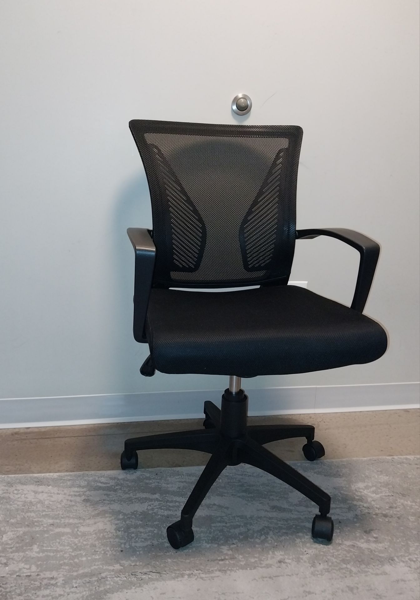 Ergonomic Office Swivel Chair with Lumbar Support – Like New - photo 2