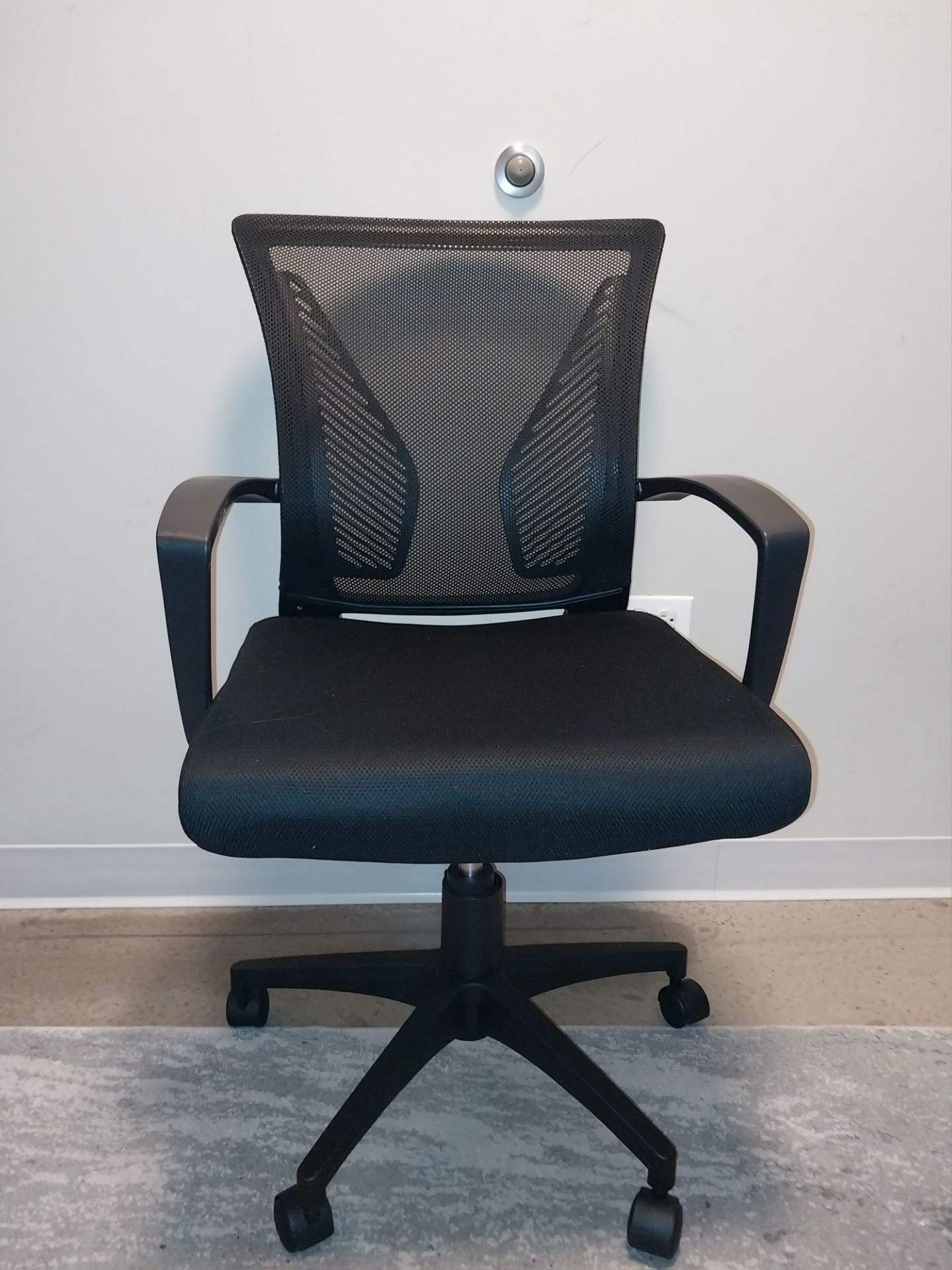 Ergonomic Office Swivel Chair with Lumbar Support – Like New - photo 3