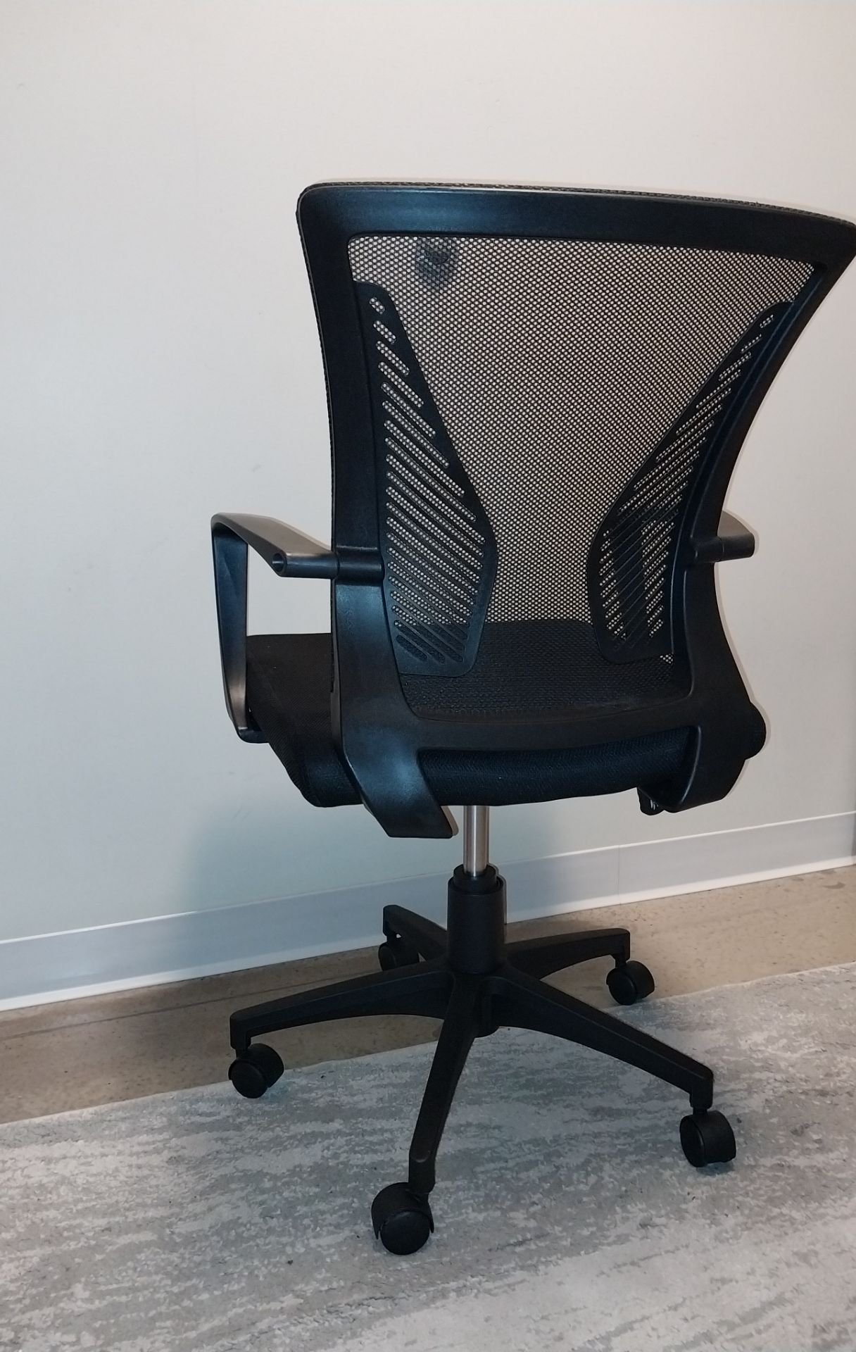 Ergonomic Office Swivel Chair with Lumbar Support – Like New - photo 4