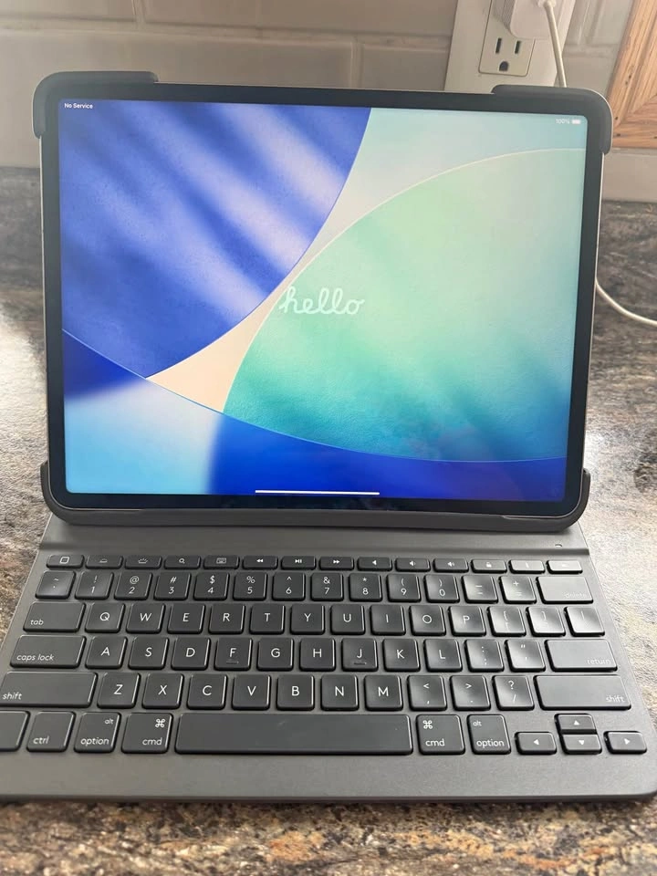 iPad Pro 12.9” (6th Gen) 256GB Wi-Fi & Cellular + Keyboard