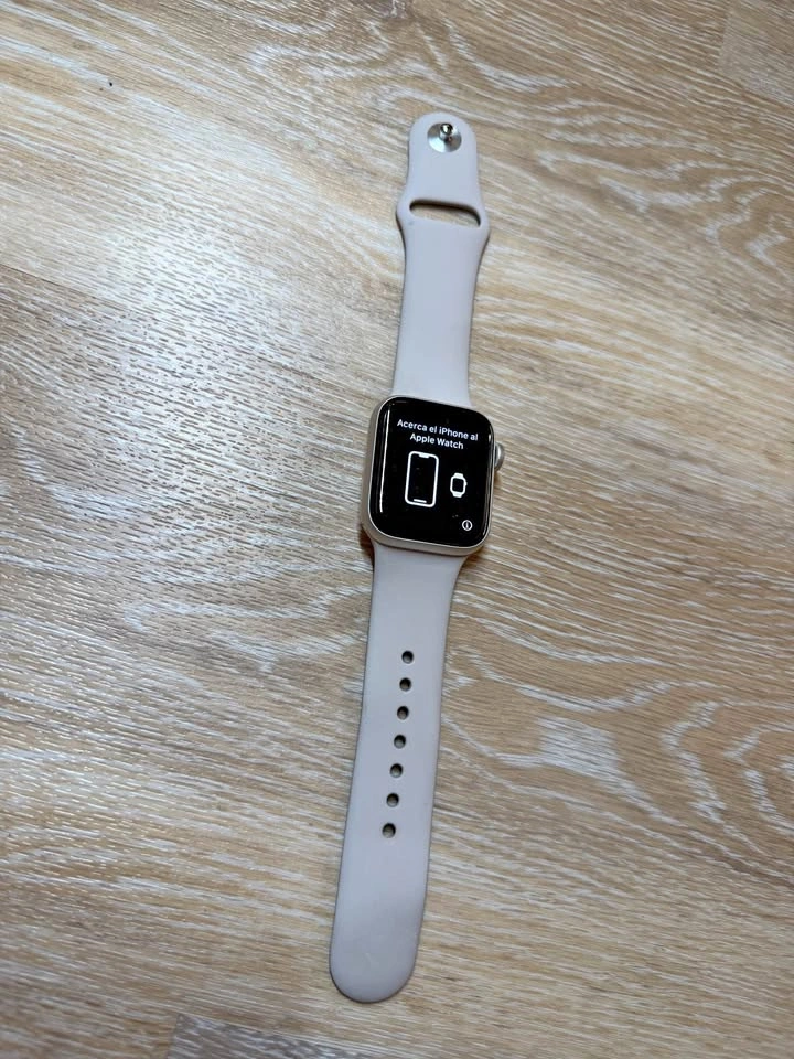 Apple Watch SE 40MM GPS Aluminum Case w/ starlight S/M Band