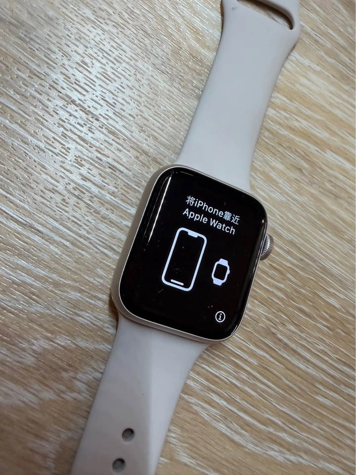 Apple Watch SE 40MM GPS Aluminum Case w/ starlight S/M Band - photo 3