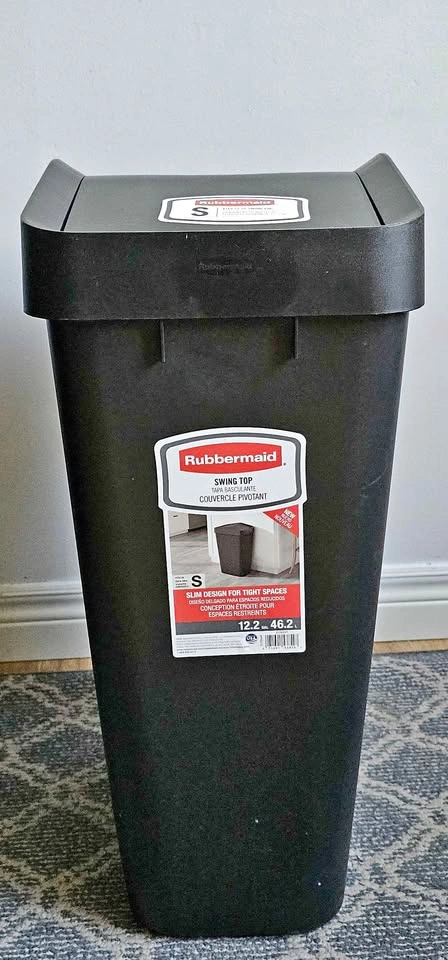 NEW Never used RUBBERMAID Swing-Top Garbage Can - Black, 46.2 L