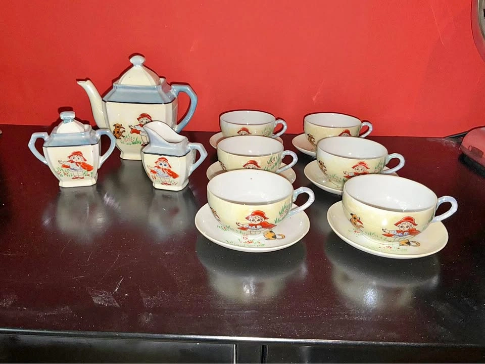 Vintage child’s porcelain tea set