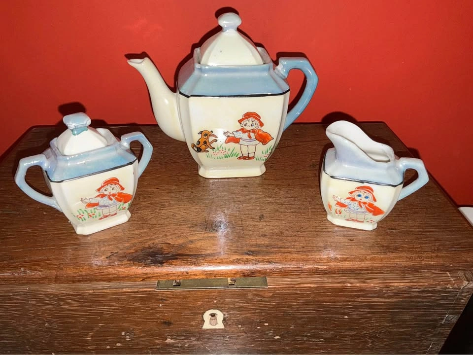 Vintage child’s porcelain tea set - photo 3