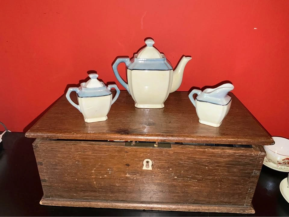 Vintage child’s porcelain tea set - photo 5
