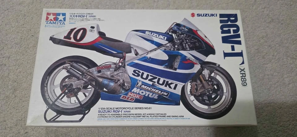 Tamiya Suzuki RGV-Γ (XR89) motorcycle model kit