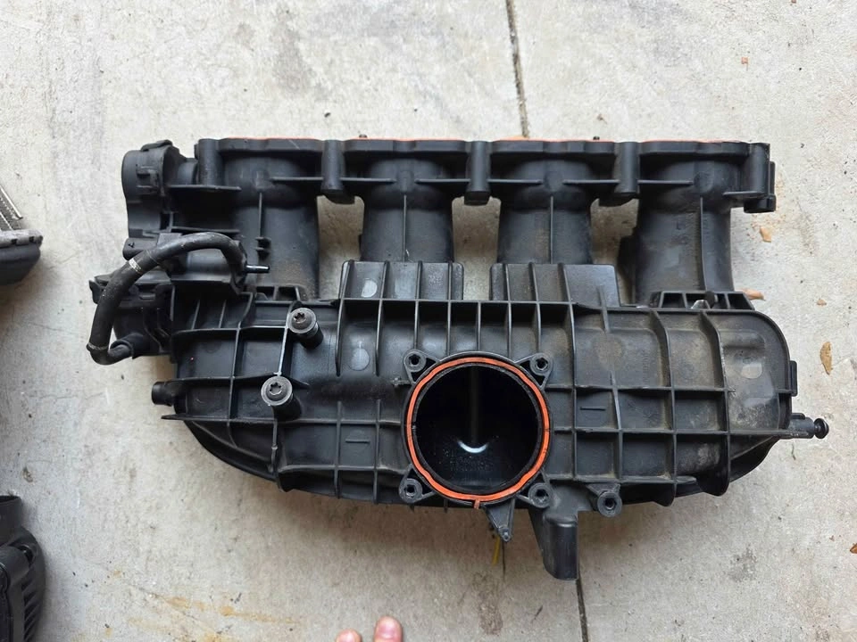 OEM VW Mk7 Golf Intake manifold - photo 2