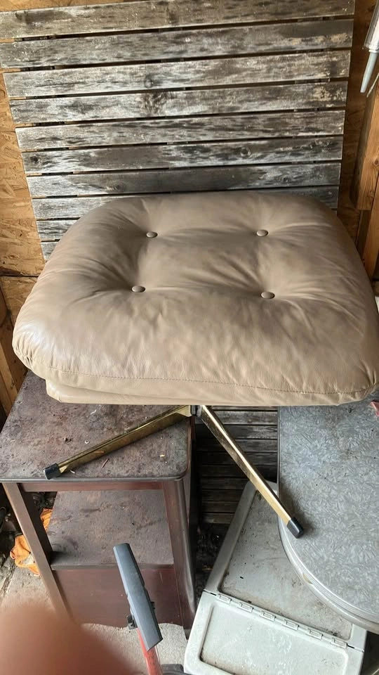 Vintage Leather Swivel Lounge Chair and Ottoman - photo 2
