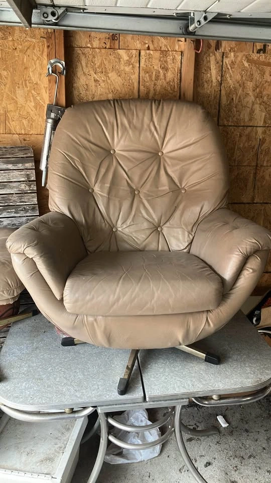 Vintage Leather Swivel Lounge Chair and Ottoman - photo 3