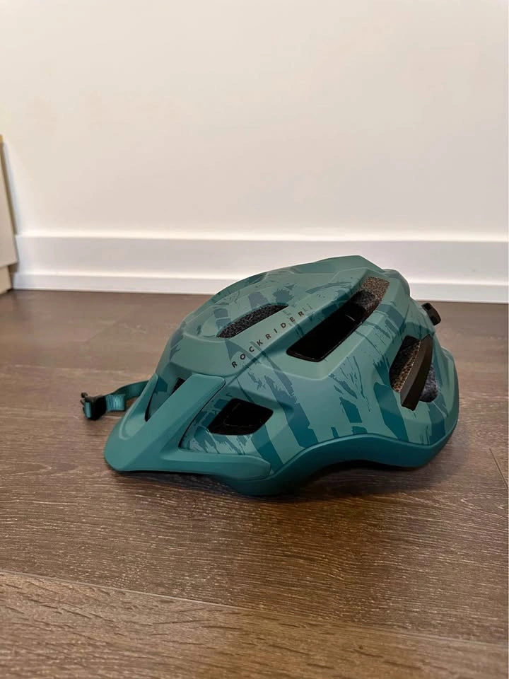 2 Bike Helmets – Decathlon + Freetown Lumière 3 (MIPS)