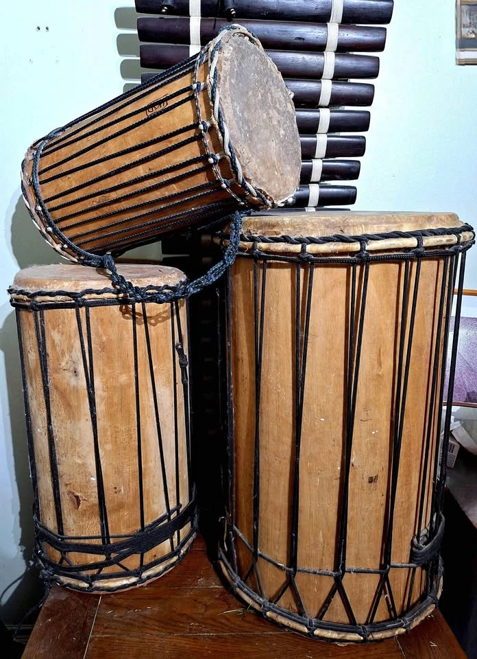 Dunun set (Guinea) - re-skinned and beautifully maintained