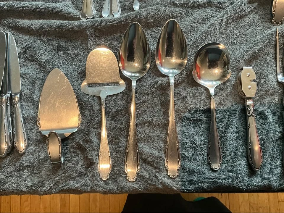 Vintage Oneida stainless flatware set (Serves 12) - photo 2