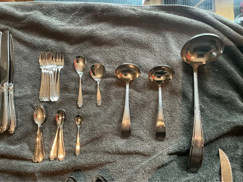 Vintage Oneida stainless flatware set (Serves 12) - photo 3