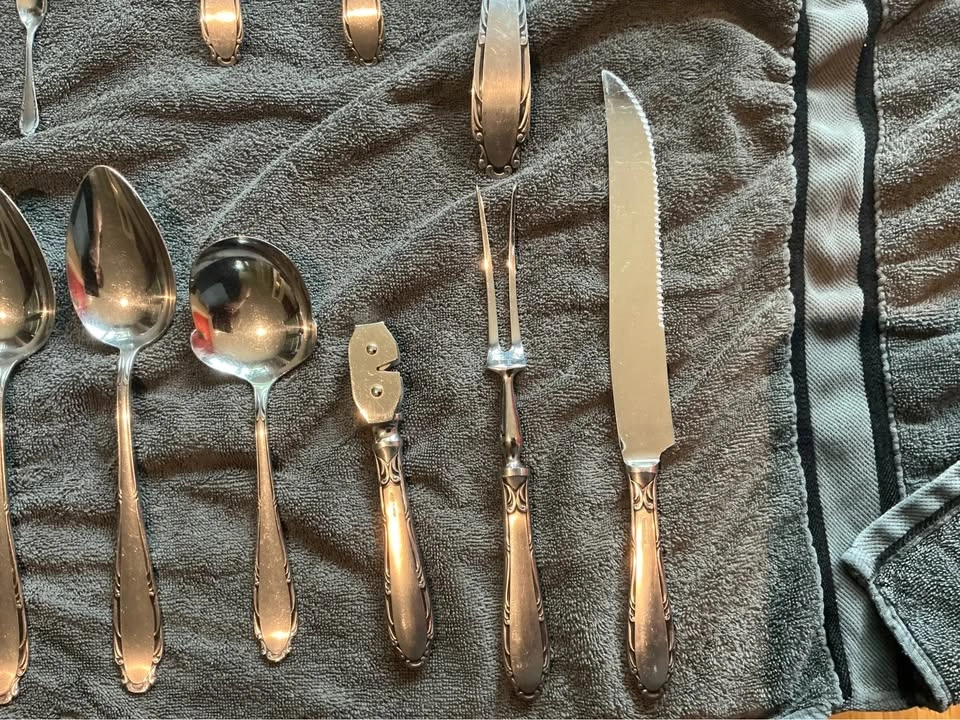 Vintage Oneida stainless flatware set (Serves 12) - photo 4