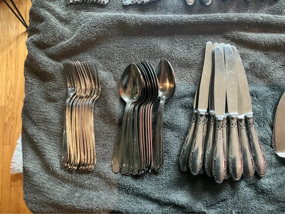 Vintage Oneida stainless flatware set (Serves 12) - photo 5
