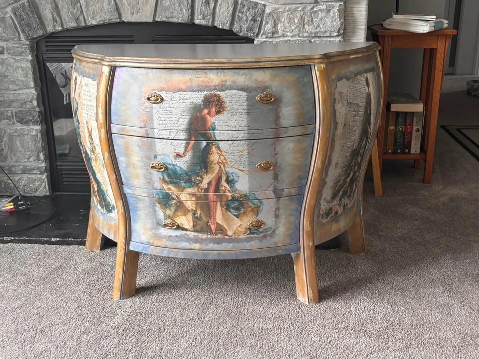 Small one of a kind dresser - photo 2