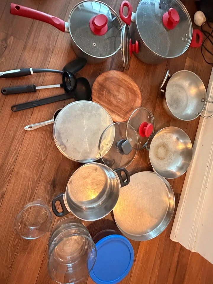 Assorted kitchenware set and pots - photo 2