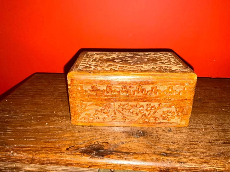 Vintage Hand-Carved Wooden Jewelry / Trinket Box - photo 2